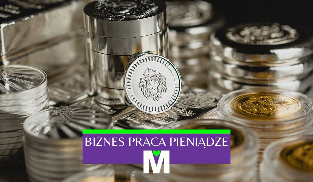 Kompozycja przedstawiająca stosy srebrnych i złotych monet, symbolizujących bogactwo, sukces i przepływ finansowy. W centrum znajduje się srebrna moneta z wizerunkiem lwa w koronie, symbolizującego siły i dostatek. Monety są dobrze ułożone, odbijając światło i wychodzącą dynamiczną grę refleksów. Na pierwszym planie jest zielony akcent z białym napisem 'BIZNES PRACA PIENIĄDZE'. Poniżej znajduje się logo MADARY AM – litera „M” z zielonym sercem. Grafika nawiązuje do zagadnień finansowych, skuteczności i rozwoju przedsiębiorczości, które będą tematem warsztatu Ustawień Systemowych AM w październiku.