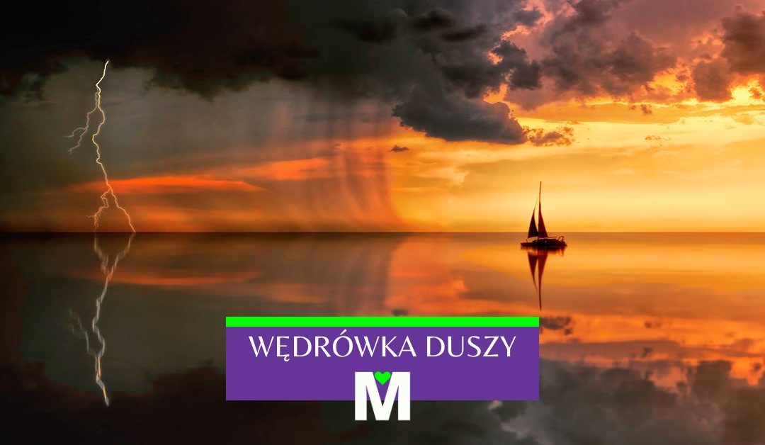 Zachwycający krajobraz przedstawiający spokojny taflę wody o zachodzie słońca. Niebo jest podzielony na dwie kontrastujące części – po lewej stronie burzowe chmury, z których uderzenia błyskawica, a po prawie ciemne, złoto-pomarańczowe światła słonecznego. Na środku tafli wody samotna żaglówka przychodzą w części nieba, symbolizujące podróże, transformacja i duchowy rozwój. Na początku wywołane jest powiadomienie z zielonym akcentem i białym napisem „WĘDRÓWKA DUSZY”. się logo MADARY AM, przedstawiające literę „M” z zielonym symbolem graficznym, symbolizuje duchową podróż, wewnętrzne przejście przez podróż duchową w listopadzie.