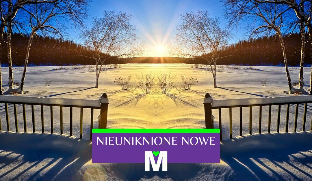Zimowy krajobraz o wschodzie słońca, przedstawiający śnieżne pole otoczone lasem, widziane z drewnianego tarasu. Promienie słoneczne rozświetlają biały puch, tworząc złociste refleksy na śniegu. Po obu stronach kadru znajdują się smukłe brzozy, które nadają scenerii harmonię i spokój. Na środku obrazu, na fioletowym tle z zielonym paskiem, umieszczony jest napis 'NIEUNIKNIONE NOWE'. Poniżej widnieje logo MADARY AM z charakterystycznym białym 'M' i zielonym sercem. Zdjęcie symbolizuje nowe początki, transformację i otwarcie się na zmiany, idealnie oddając przesłanie warsztatu Ustawień Systemowych AM zaplanowanego na grudzień