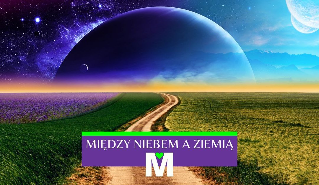 Zdjęcie promujące warsztaty ustawień systemowych AM 'Między Niebem a Ziemią' – kwiecień. Fantastyczny krajobraz przedstawia drogę wijącą się przez zielone pola i fioletowe łąki ku horyzontowi, gdzie spotykają się dwa światy – kosmiczna przestrzeń z wielką planetą i gwiazdami oraz ziemski krajobraz z błękitnym niebem i górami. To droga do taty i mamy – droga do siebie. Na dole napis 'MIĘDZY NIEBEM A ZIEMIĄ' oraz logo MADARY AM z literą 'M' i zielonym sercem.