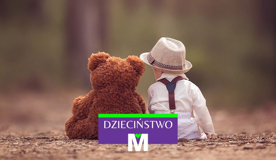 Zdjęcie promujące warsztat Ustawień systemowych AM 'Dzieciństwo' – droga od poczęcia do dorosłości. Dziecko sieci z pluszowym misiem. Scena symbolizuje beztroskę, bezpieczeństwo i wspomnienia z dzieciństwa, które możemy utrzymać po przepracowaniu traum wczesnodziecięcych i nastoletnich. Na dole pasek z napisem 'DZIECIŃSTWO' oraz logo MADARY AM z literą 'M' i zielonym serduszkiem.