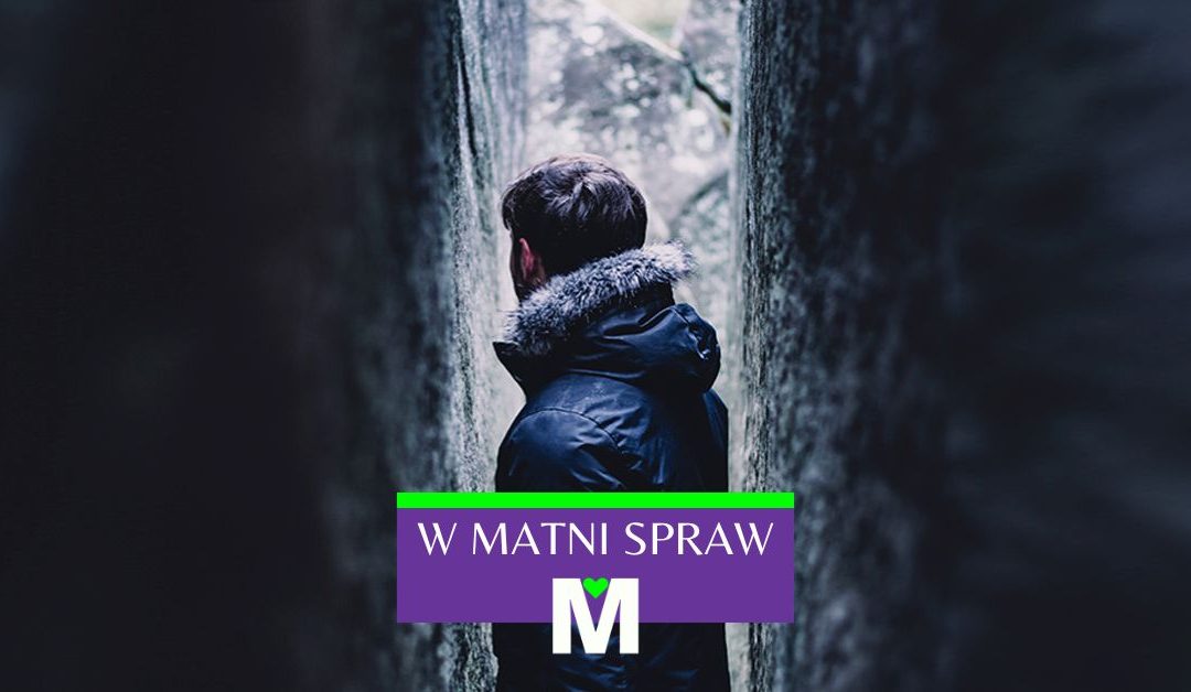 Zdjęcie przedstawia mężczyznę w kurtce, w ograniczonym przesmyku między surowymi, skalnymi ścianami. Kompozycja oddaje przytłoczenie, stanięcie pod ścianą, zagubienie, ale także możliwości wyjścia z matni spraw. Na dole ekranu jest zielony pasek oraz biały napis „W MATNI SPRAW”. litera „M” z zielonym symbolem serca; na warsztacie Ustawień systemowych AM będziesz pracować we wrześniu z zastojem, przepracowaniem przeszłości i szukaniem wyjścia z obecnej sytuacji.