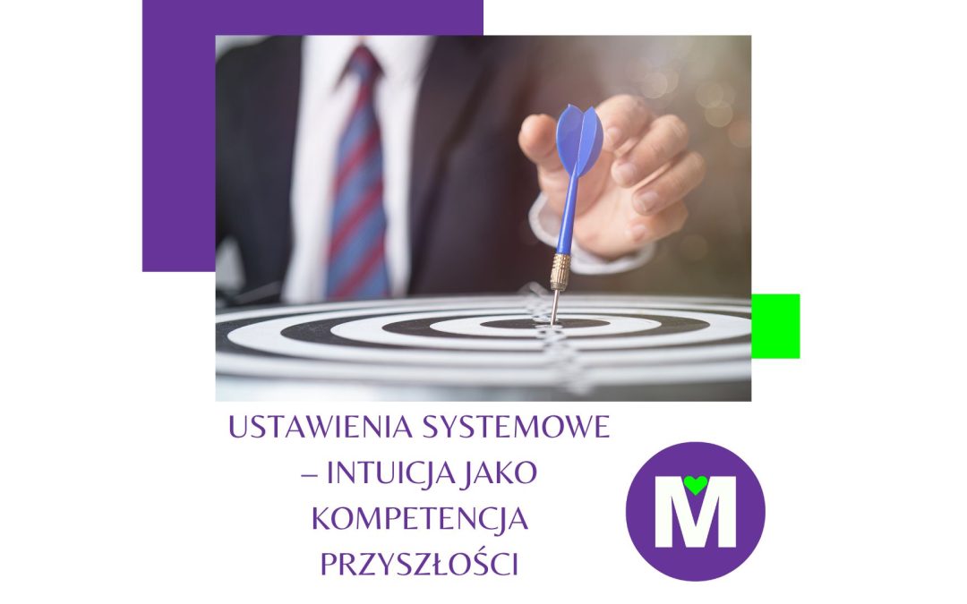 dłoń mężczyzny w garniturze trafia strzałką w środek tarczy. okładka blogowa ustawienia systemowe - intuicja jako kompetencja przyszłości