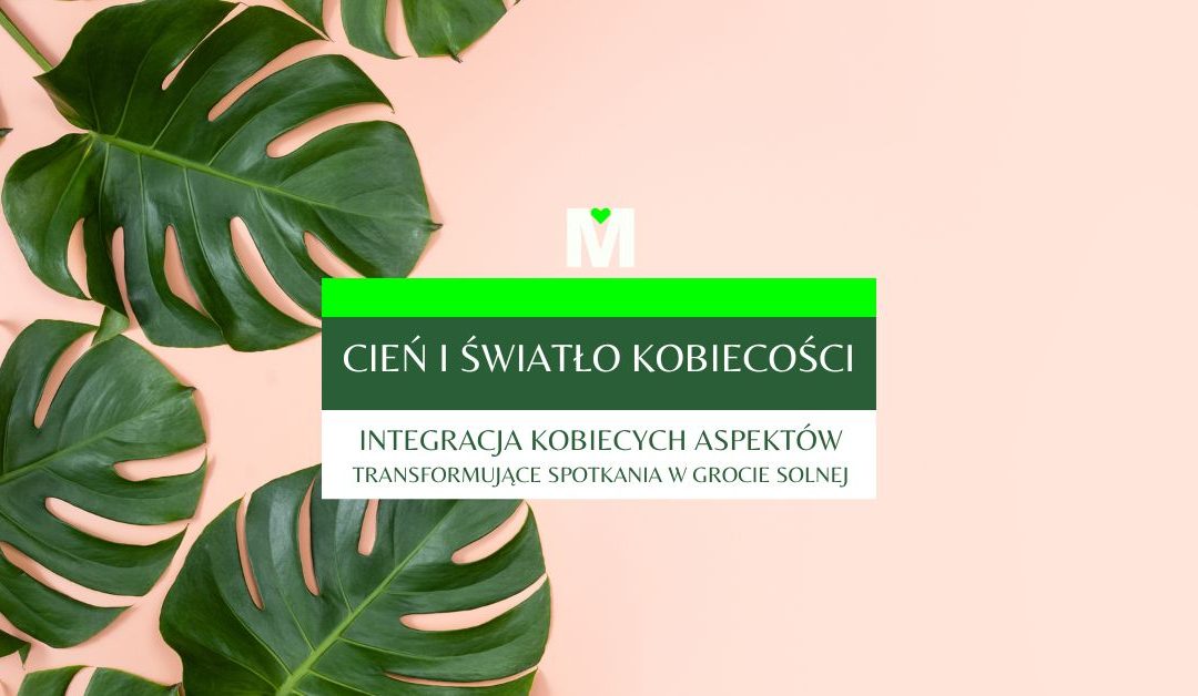Tło w kolorze jasnego różu z rozłożonymi zielonymi liśćmi monstery. Na środku umieszczony ciemnozielono-biały prostokąt z napisem: „Cień i światło kobiecości – Integracja kobiecych aspektów. Transformujące spotkania w grocie solnej”. U góry logo MADARY AM z literą M i zielonym sercem. Obraz symbolizuje kobiecą transformację, kontakt z naturą i integrację wewnętrznych jakości.