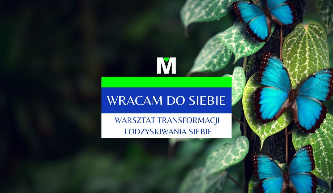 Niebieskie motyle siedzące na jasnozielonych liściach w lesie tropikalnym. Po lewej stronie widnieje fioletowo-niebieska ramka z napisem: „Wracam do siebie – warsztat transformacji i odzyskiwania siebie”. Logo MADARY AM z literą M i zielonym sercem nad literą. Obraz symbolizuje subtelny proces wewnętrznego powrotu, transformacji i odrodzenia.