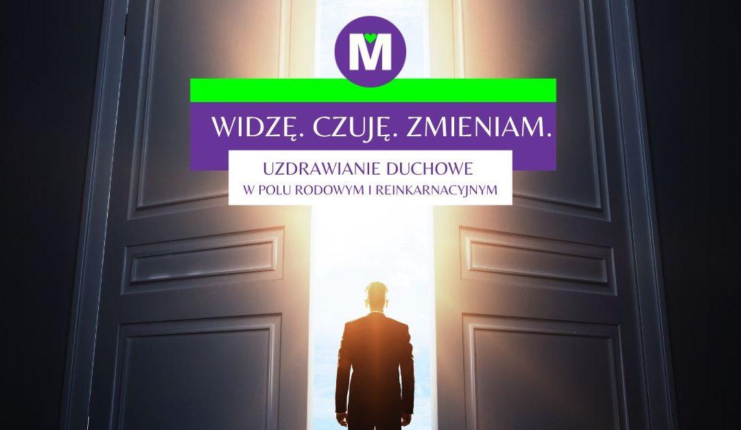 Mężczyzna w garniturze stoi w świetle wpadającym przez monumentalne, otwarte drzwi. Przestrzeń wokół niego jest ciemna, ale przed nim otwiera się jasność. Centralnie umieszczony napis: „Widzę. Czuję. Transformuję. Uzdrawianie duchowe w polu rodowym i reinkarnacyjnym”. Logo MADARY AM z literą M. Obraz ilustruje otwarcie się na głęboką transformację i nowy etap w życiu.